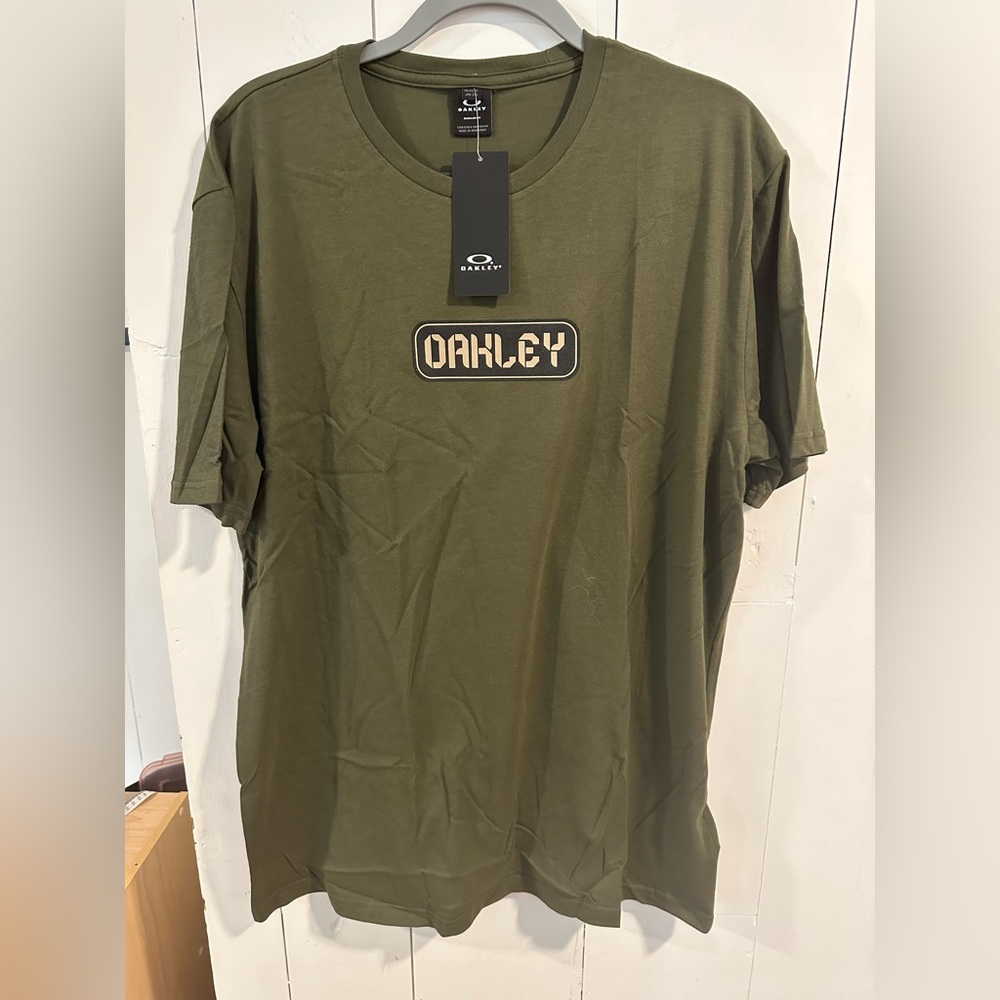 Price Drop 🚨🚨 NWT Oakley Olive Green Graphic Tee, Size XL